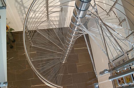 Acrylgalstreppe 76 - Spindeltreppe Acrylglasstufen