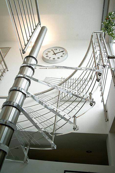Acrylgalstreppe 76 - Spindeltreppe Acrylglasstufen