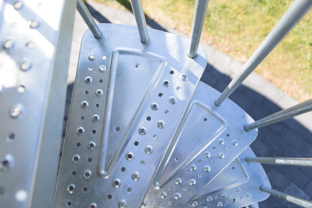 Gardenspin - Stufen Metall Gelocht - Gartentreppe - Außentreppe - Spindeltreppe - Wendeltreppe