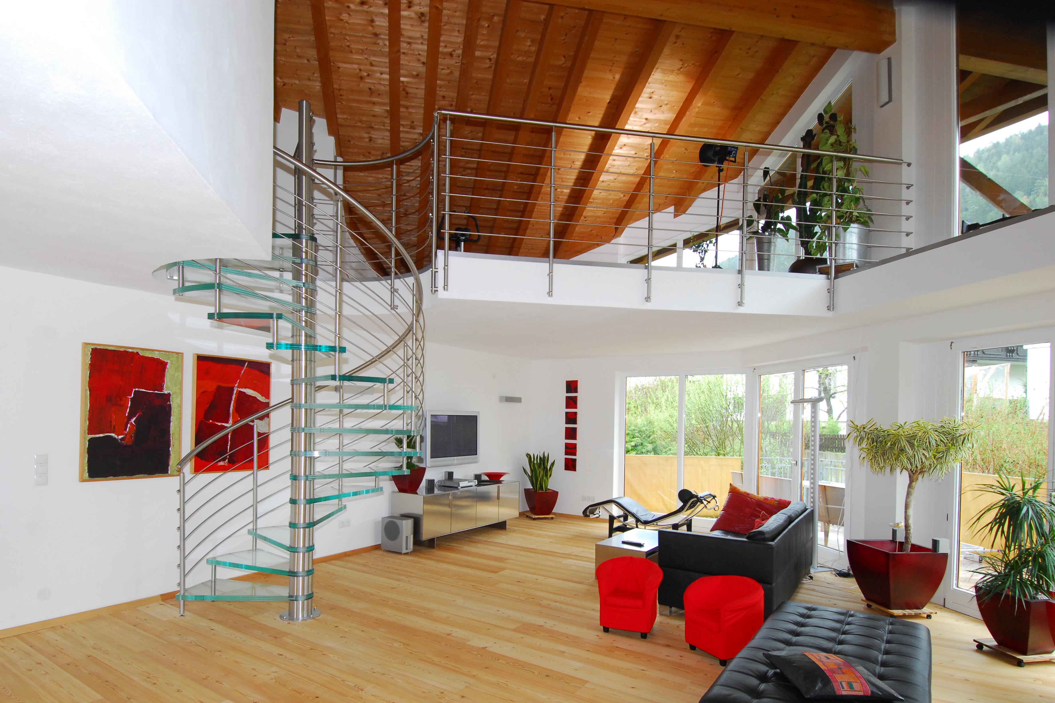 Glasspindeltreppe im Wohnzimmer von weitem