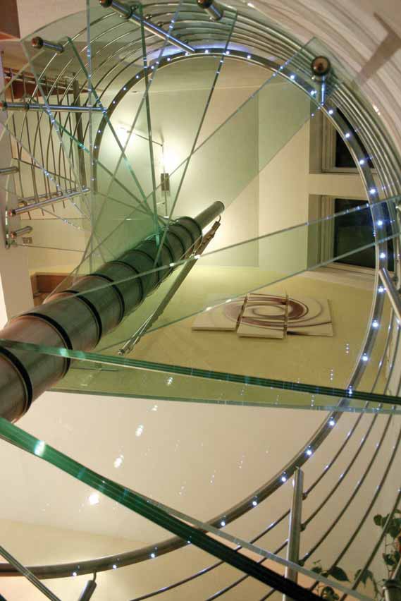 Glasspindeltreppe mit LED Leuchten