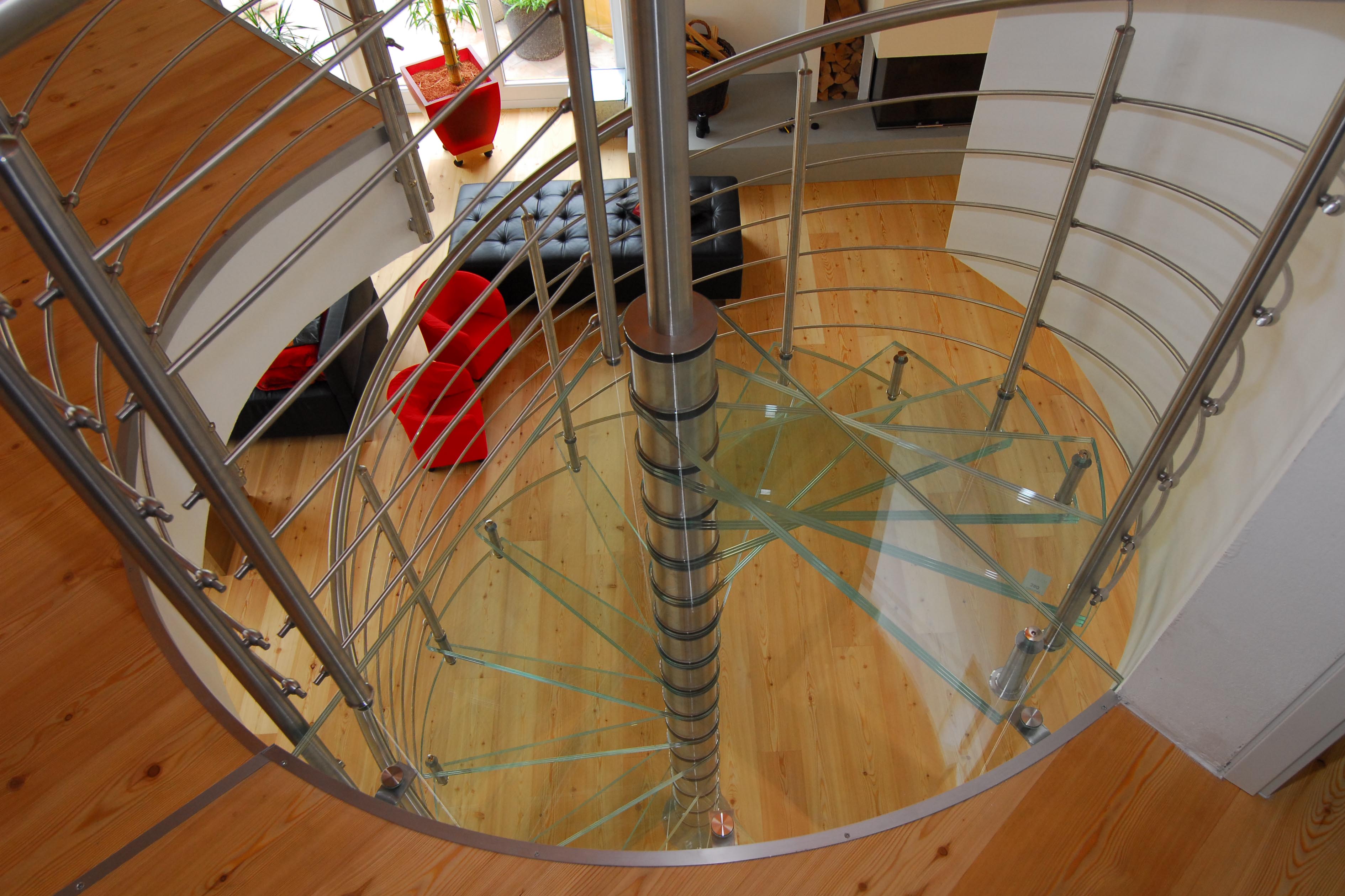 Glasspindeltreppe im Wohnzimmer von oben