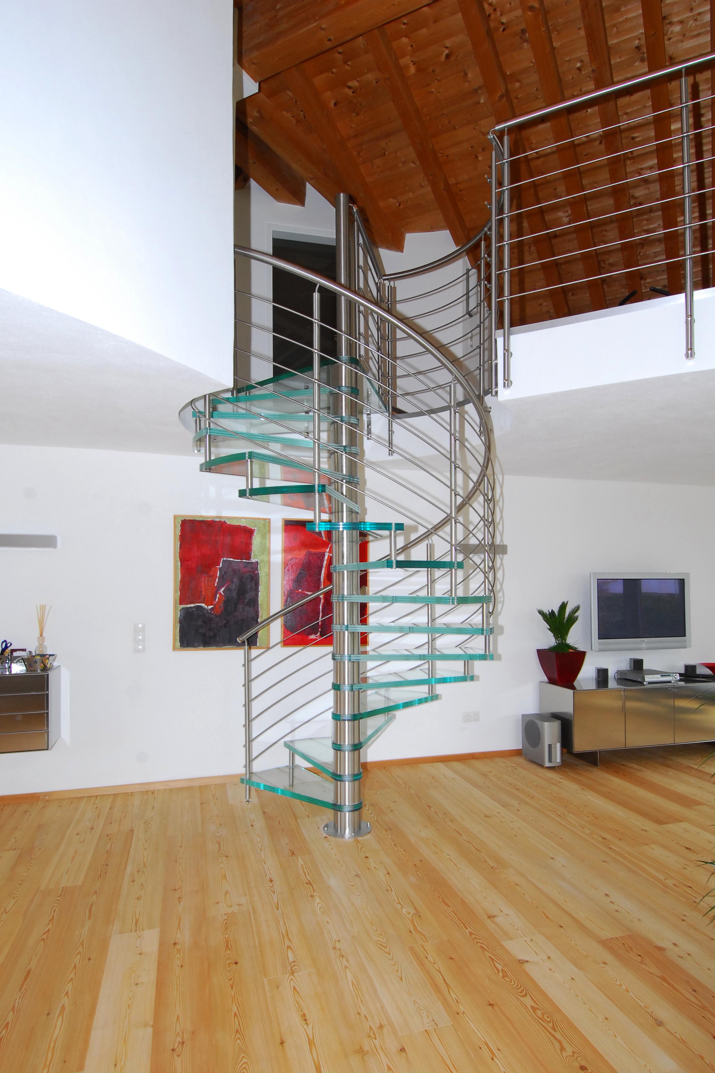 Glasspindeltreppe im Wohnzimmer