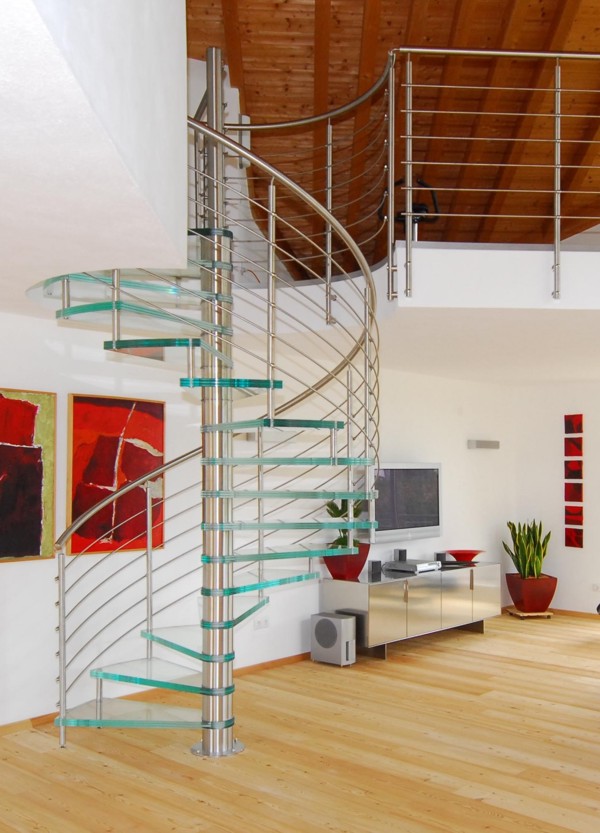 Glasspindeltreppe im Wohnzimmer Nahaufnahme
