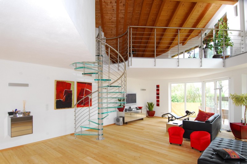 Glasspindeltreppe im Wohnzimmer von weitem